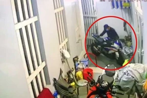 Video: Trộm xe mô tô BMW S1000RR tại quận 9