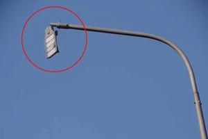 Bóng đèn gãy, gây nguy hiểm cho người đi đường