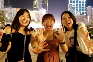 Video: Khách nước ngoài hào hứng đón giao thừa ở Sài Gòn