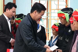 Ông Võ Văn Thưởng thăm, tặng quà tết cho hộ nghèo tại Hà Giang