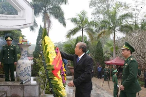 Phó Thủ tướng thăm đồn biên phòng và bà con ở Hà Giang