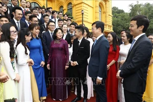 Phó Chủ tịch nước gặp mặt sinh viên đạt giải Sao Tháng Giêng