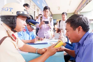 TP.HCM ra quân xử lý xe vi phạm cao điểm tết