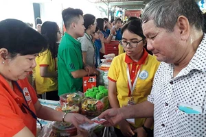 Phiên chợ 0 đồng mang tết đến bệnh nhân