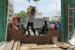 Khan hiếm thợ sửa nhà ngày cận tết