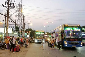 Phớt lờ biển cấm, xe khách biến đường thành bến