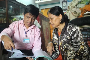 Cán bộ phường đến tận nhà làm hồ sơ cho dân