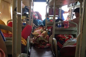 Đi xe về quê ăn tết: Nằm yên, không ngồi, không gọi điện thoại