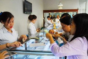 Người mua vàng cười tươi, kẻ găm giữ USD khóc thầm