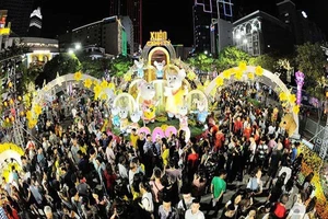 Hơn 1 triệu khách tham quan đường hoa Nguyễn Huệ tết 2020