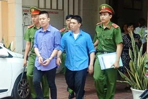 Vắng ‘người yêu nhí’, tòa phải trả hồ sơ