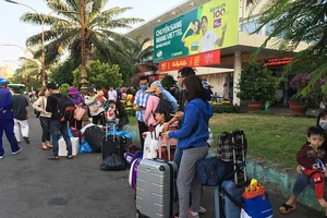 Người dân đổ xô về TP.HCM sau dịp tết Canh Tý