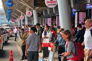 Hàng chục ngàn người trở lại TP.HCM