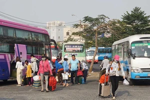 Bến tàu, xe vắng khách ngày nghỉ cuối tết Canh Tý 2020