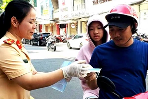 CSGT Công an TP.HCM phát khẩu trang miễn phí