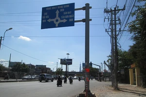 Cần dời trụ báo giao thông