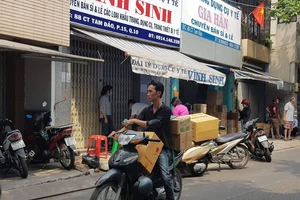 Dốc hết sức ngày đêm làm khẩu trang phòng dịch Corona