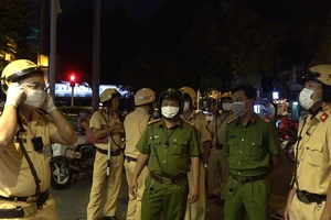 Xem quy trình CSGT đo nồng độ cồn tránh lây nhiễm Corona