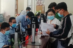 Công sở vừa chống dịch Corona vừa phục vụ dân