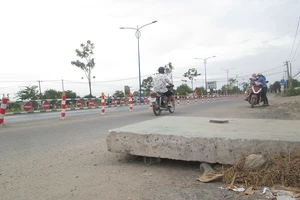 Khối bê tông nguy hiểm trên đường