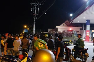 Người dân hiếu kỳ kéo đến nơi cảnh sát tiêu diệt Tuấn 'khỉ'