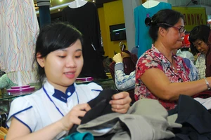 Người châu Âu sẽ mua thêm áo, túi xách… Việt Nam