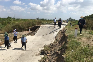 Đường bê tông 10 tỉ/km bỗng sụt sâu xuống lòng đất