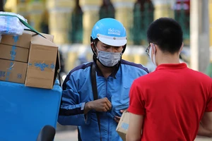 Shipper kiếm tiền triệu mỗi ngày nhờ giao hàng ‘mùa’ dịch