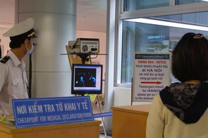 Nhân viên kiểm dịch không dám gần con vì sợ lây COVID-19