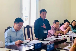 Ông Trần Quốc Khánh, Chánh Thanh tra Sở GTVT, trình bày những vướng mắc trong quá trình xử phạt VPHC. Ảnh: VIỆT HOA 