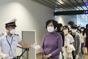 Nâng mức cảnh báo, dừng miễn thị thực với công dân Hàn Quốc