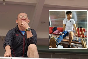 Hàng thủ vỡ toang, HLV Park Hang-seo lo vá
