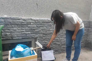 Bỏ rác có miểng chai, làm ơn dán cảnh báo