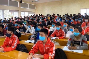 Ngày đầu học lại, trường kín khẩu trang