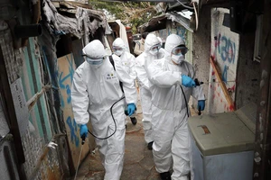 COVID-19: Trung Quốc lo lây dịch ngược từ bên ngoài