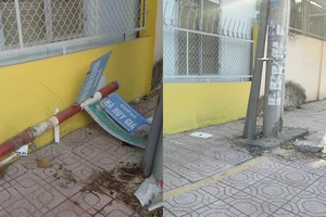 Đã dẹp trụ bảng tên đường ngã chỏng chơ