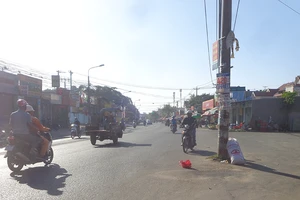 Trụ điện án ngữ giữa đường