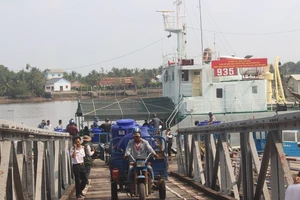 Hải quân cấp 3.000 m3 nước ngọt miễn phí cho người dân Bến Tre