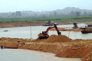 Ngang nhiên đắp đê ngăn sông khai thác cát