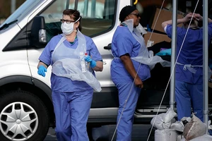 Thả nổi đỉnh dịch COVID-19: 12 triệu dân Anh có thể chết