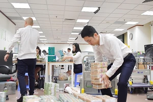 Lãi suất tiền gửi, tiền vay rủ nhau giảm