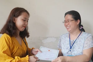 Hạnh phúc sau 17 năm mới có giấy khai sinh