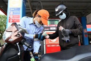 Giá xăng giảm sốc: Vừa mừng vừa lo