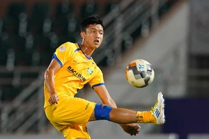 Mặt sân Vinh quá tệ, cộng đồng mạng nổi sóng