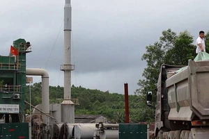 Dân khổ vì trạm bê tông nhựa đường không phép