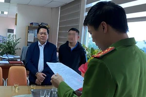 Cán bộ thuế dọa doanh nghiệp lấy 100 triệu đồng