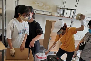 Các tình nguyện viên thu dọn đồ đạc của SV, dành chỗ cho người cách ly tại KTX ĐH Quốc gia TP.HCM