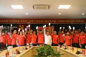 Những nụ cười sau lớp khẩu trang trong giới cầu thủ Việt