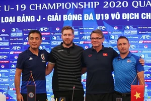 Nước cờ của HLV Troussier và Maloney cho giải U-19 châu Á