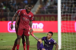 Lương bổng mùa dịch đáng bàn hơn việc đẩy quả bóng lăn